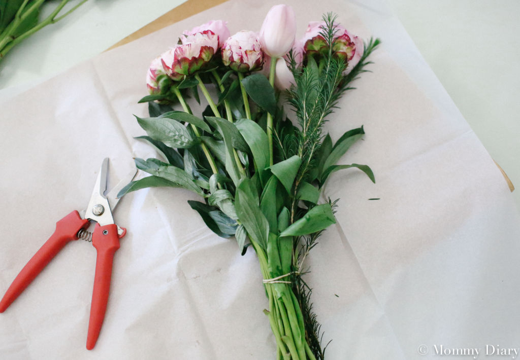 bind flowers with rubber band