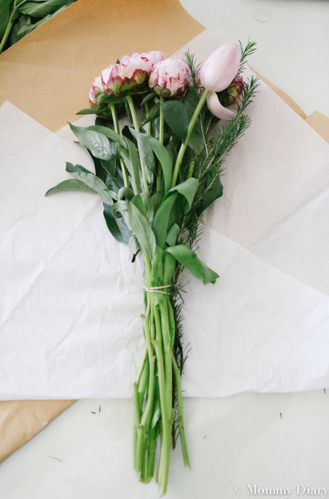 how to wrap flowers in wrapping paper