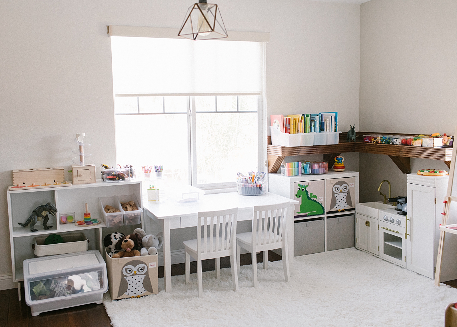 Monísimo!  Bedroom desk organization, Kids room organization