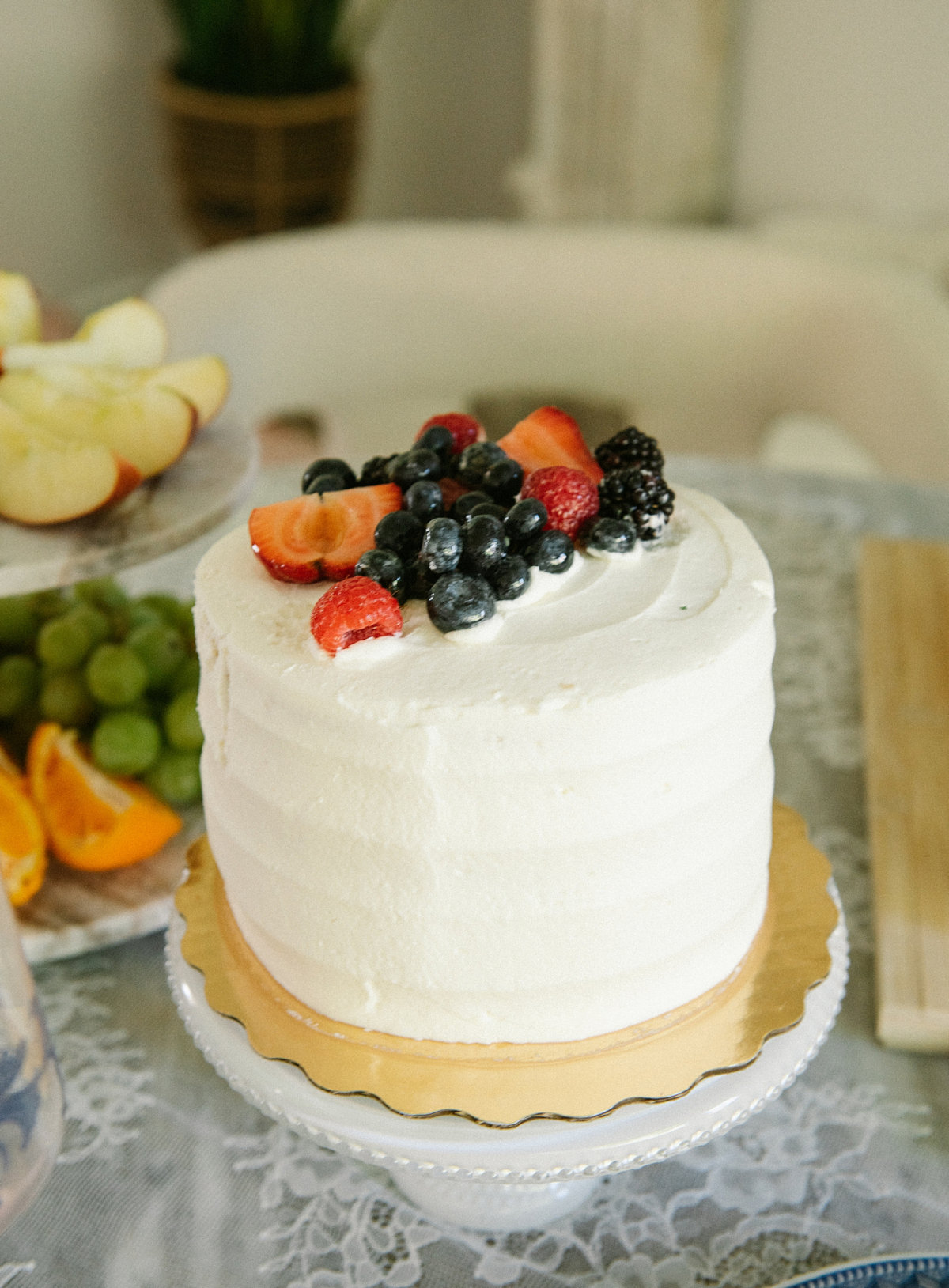 Cake with berries as toppings